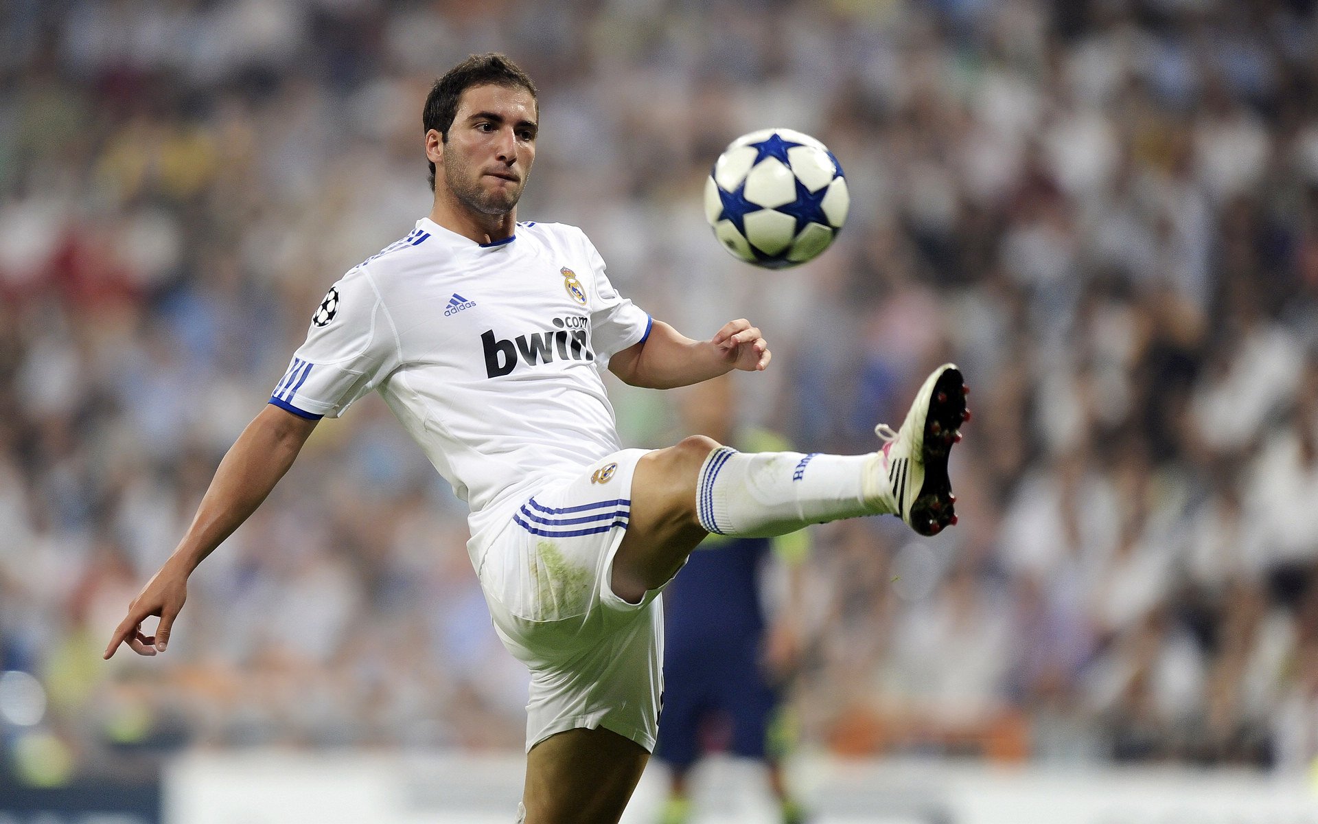 毕尔巴鄂强压曼城，萨内在F1街道赛接管比赛，当足球战术遇上赛车哲学